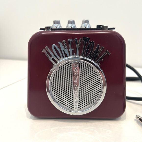 Honeytone Burgundy Mini AMP w/ Cable - Picture 2 of 2
